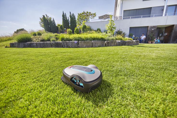 Nova GARDENA SILENO life je opremljena z najboljšo tehnologijo, ki izhaja iz več kot 20 let izkušenj in razvoja na področju robotskih kosilnic. Nova robotska kosilnica je na voljo v treh modelnih variantah z zmogljivostjo 750, 1000 in 1250 m2. | Foto: 