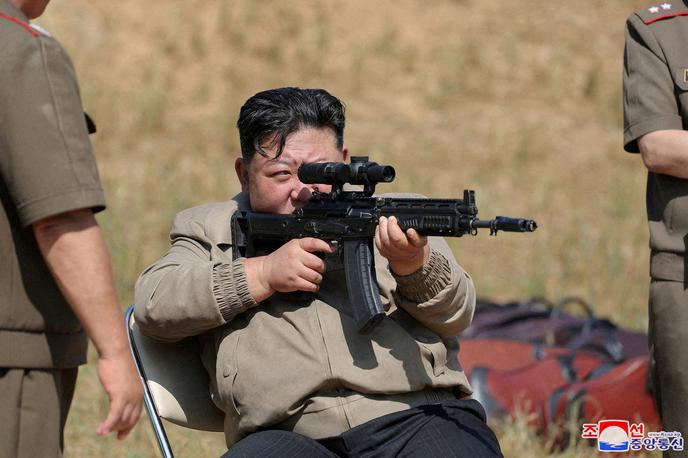 Kim Jong Un | Izstrelitve sledijo preizkusu medcelinske balistične rakete, ki ga je Severna Koreja izvedla pred nekaj manj kot tednom dni, pri čemer naj bi šlo za eno njenih najnaprednejših in najmočnejših raket. | Foto Reuters