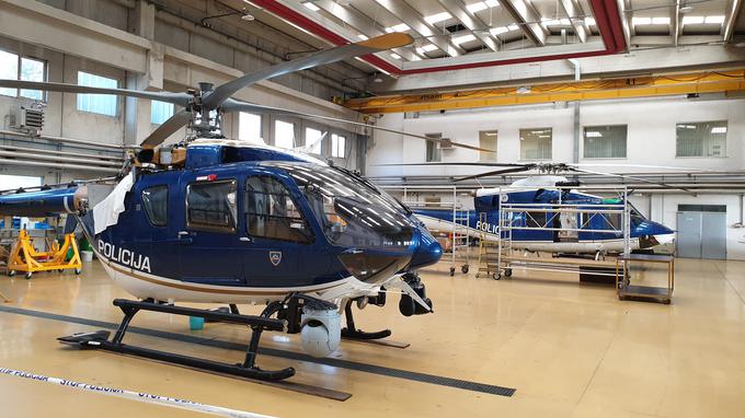 EC135 čaka na obnovo motorjev, ki so trenutno na pregledu v Nemčiji in bodo tam do konca oktobra. | Foto: Metka Prezelj