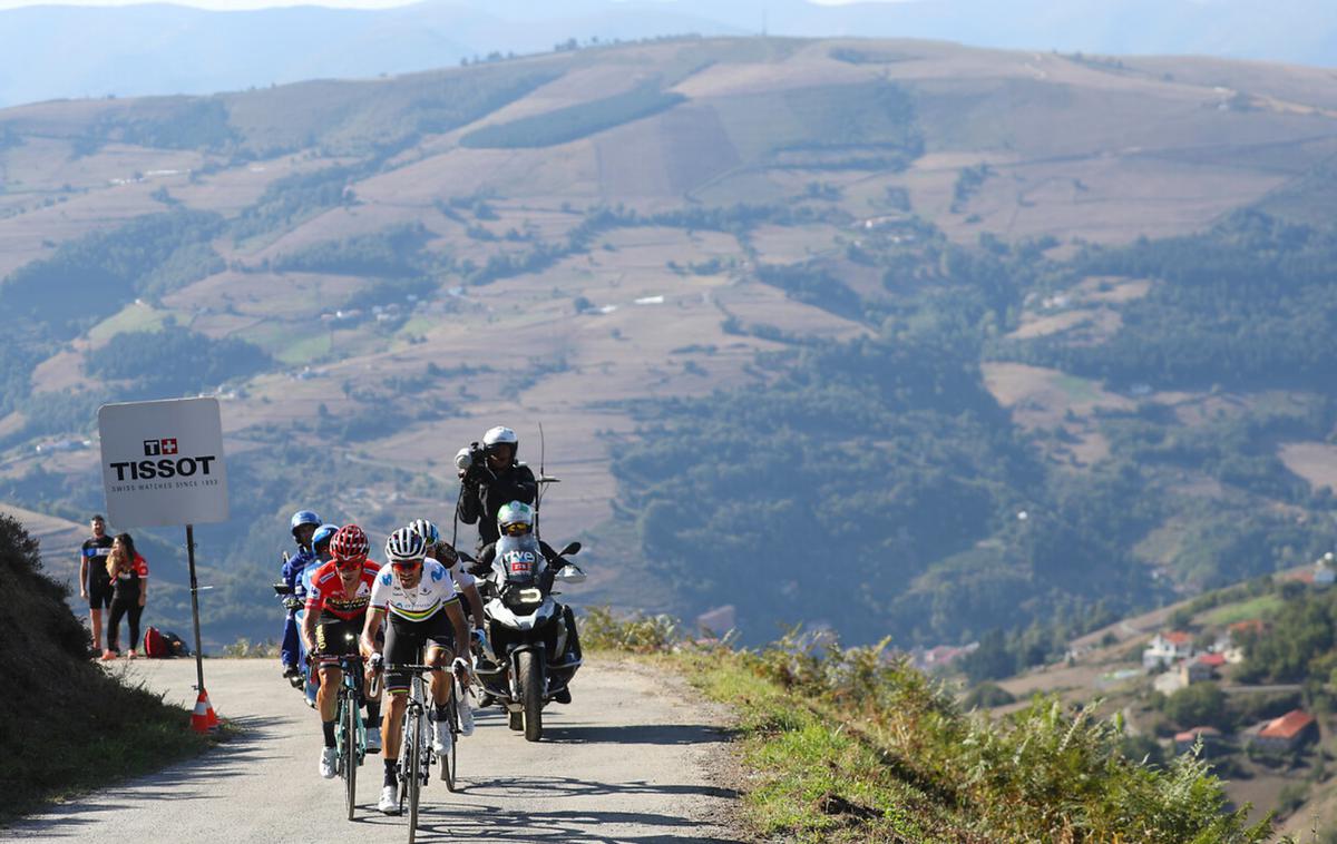 Primož Roglič Alejandro Valverde | Alejandro Valverde je na ciljnem vzponu 15. etape poskušal z napadom na Primoža Rogliča, a se je Zasavec nanj prilepil kot klop, tako da sta ciljno črto prevozila skupaj. | Foto Luis Angel Gomez/PhotogomezSport