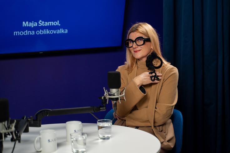 Maja Štamol Droljc je odraščala v skromnih razmerah na kmetiji, a prav ta skromnost je spodbudila njeno iznajdljivost in domišljijo pri ustvarjanju oblačil. | Foto: Liam Toni Šironjič