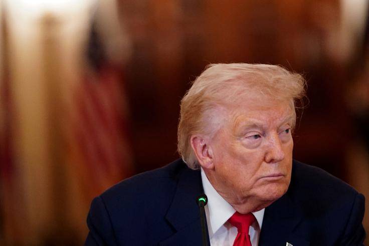 Donald Trump je zelo slabe volje, ker članice zveze Nato za zdaj niso pokazale preveč zanimanja za pridružitev njegovi vojni proti Iranu.  | Foto: Reuters