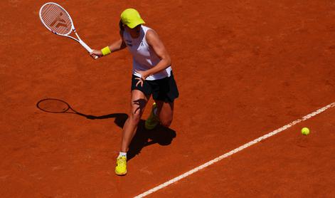 Iga Swiatek oddala le eno igro, Naomi Osaka naprej po treh nizih