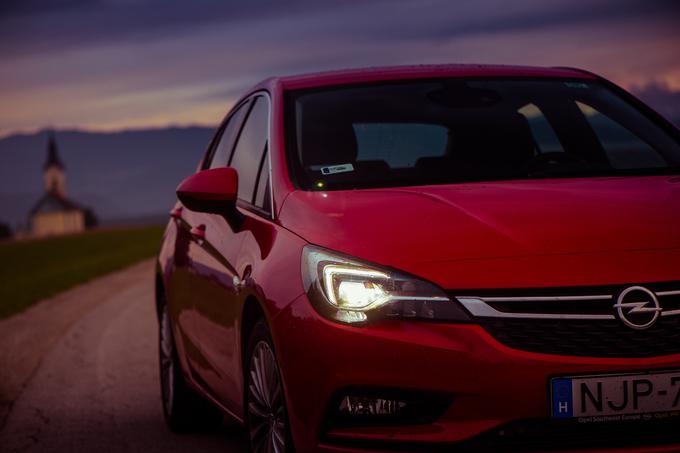 Opel astra je eden od redkih cenovno dosegljivih avtomobilov, ki ima možnost vgradnje matričnih žarometov. | Foto: Klemen Korenjak