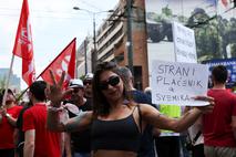 Protestniki pred poslopjem srbske vlade v Beogradu