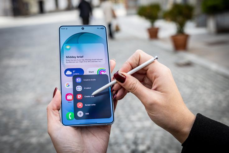 Posebnost ultre v svetu Samsungovih pametnih telefonov je še vedno pisalo S Pen, ki je sestavni del prodajnega kompleta in je v primerjavi s pisalom na lanski ultri še malo tanjše. | Foto: Gaja Hanuna