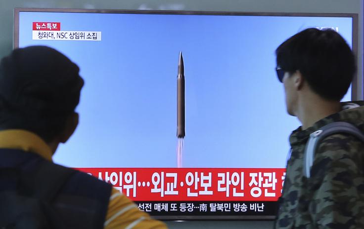 Južna Korejca v Seulu opazujeta izstrelitev severnokorejske balistične rakete, ki je preletela Japonsko in nato padla v morje. Fotografija je iz leta 2017. | Foto: Guliverimage