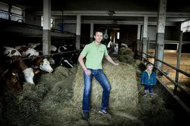 Kmetija Odems Predoslje Gregor Ovsenik seneno mleko