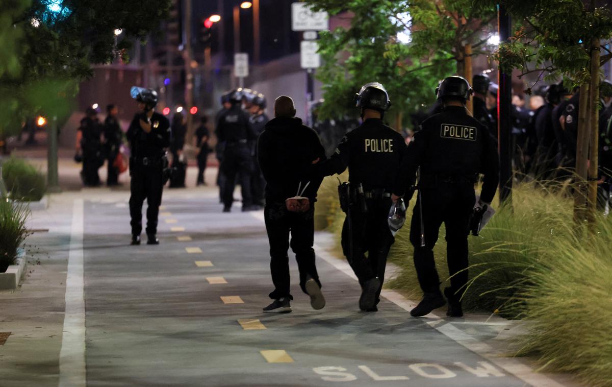 Los Angeles protesti | Trump je zaradi protestov proti racijam Ice v Los Angeles napotil štiri tisoč pripadnikov nacionalne garde in sedemsto marincev, čeprav sta županja Karen Bass in Newsom zatrjevala, da to ni potrebno. | Foto Reuters
