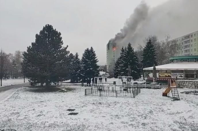 Eksplozija plina v stolpnici v kraju Prešov na Slovaškem | Po eksploziji je stolpnico zajel požar.  | Foto Reuters
