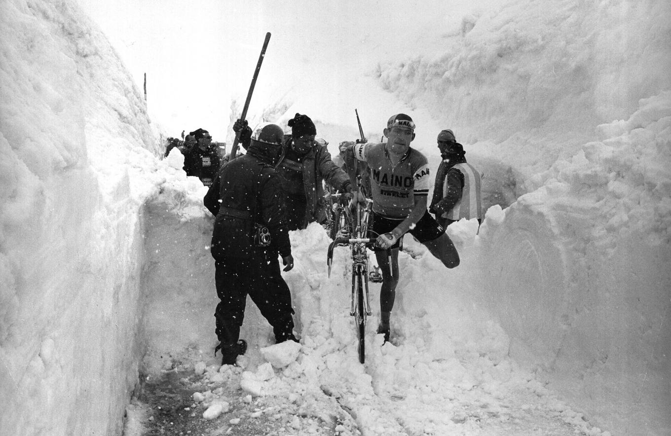 Così pedalarono i ciclisti del Giro del 1965 sulle nevi dello Stelvio. | Foto: Wikimedia Commons