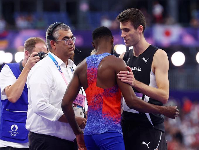 Shelby McEwen ni želel deliti zlata, na koncu je v boju zanj potegnil krajšo. | Foto: Reuters