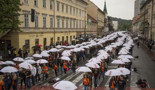 V središču dogajanja: plešoči maturanti zasedli ljubljansko ulico (foto in video) 
