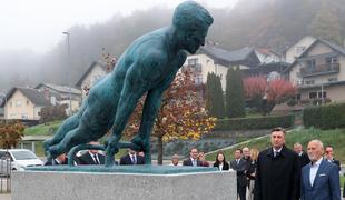Bronasta figura v poklon olimpijcu Miru Cerarju