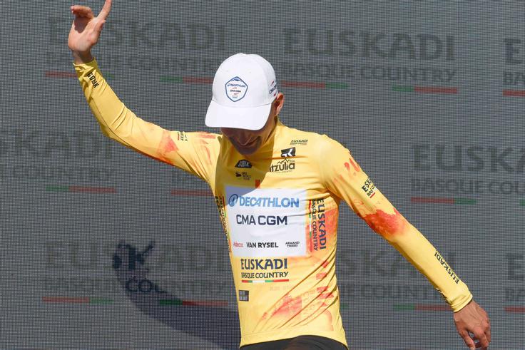 Vodilni Paul Seixas bo danes vozil v rumeni majici.  | Foto: Guliverimage