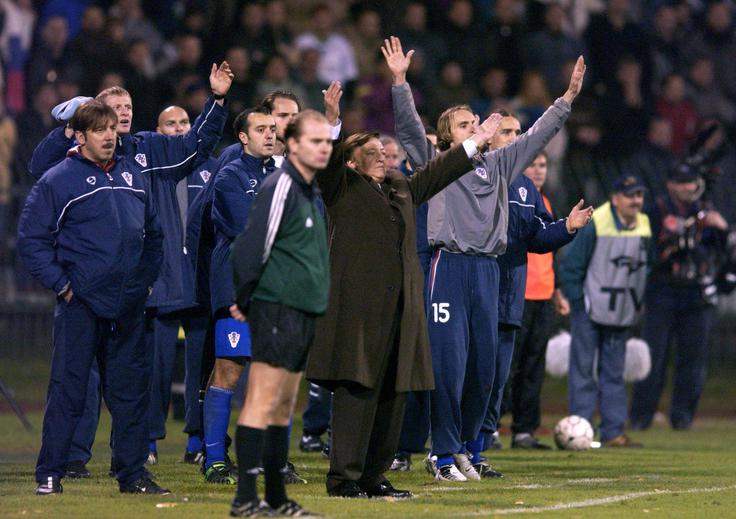 Prizor s povratne tekme dodatnih kvalifikacij za evropsko prvenstvo 2004 novembra 2003 v Ljubljani. Po remiju z 1:1 v Zagrebu so Hrvati za Bežigradom z golom Dada Prša zmagali z 1:0 in se uvrstili na zaključni turnir, na katerem so potem v zahtevni skupini skupaj s Francijo, Anglijo in Švico obstali v predtekmovanju. | Foto: Reuters