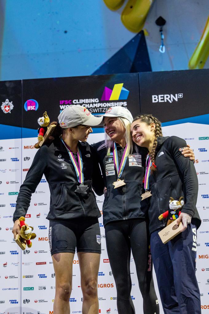 Oriane Bertone (2. mesto), Janja Garnbret (1. mesto) in Brooke Raboutou (3. mesto) – najboljše tri v balvanih na SP v Bernu. | Foto: Jan Virt/IFSC