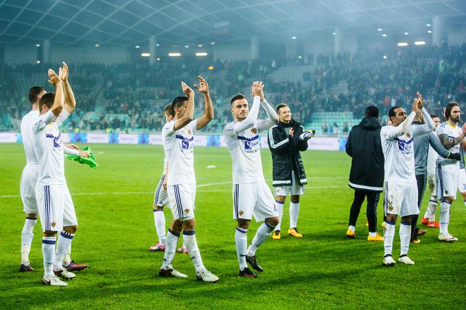 Nogometaši Maribora so se zahvalili navijačem, ki so jih spremljali na jugu Stožic. | Foto: Grega Valančič/Sportida