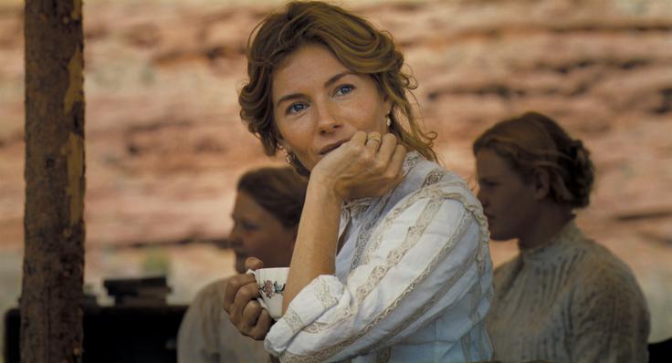 Sienna Miller je v središču zgodbe in lik, ki ima največ potenciala za razvoj. Bomo videli, ali bodo ti obeti obrodili sadove v nadaljevanjih. | Foto: Blitz Film & Video Distribution
