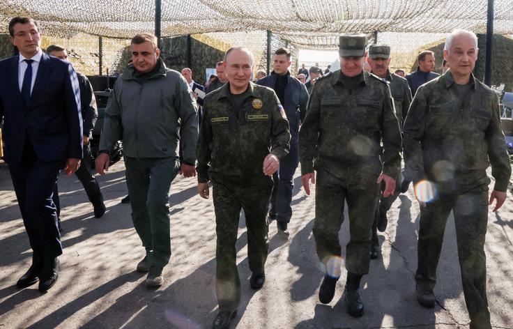 Vladimir Putin Vojaška vaja Vojaško uniformo je oblekel tudi predsednik Vladimir Putin.  | Foto: Reuters