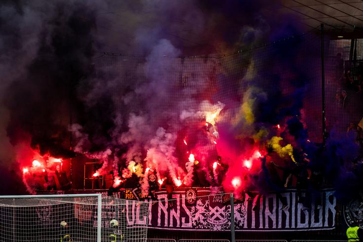 Viole so tik pred koncem dvoboja uprizorile tudi pirotehnični vložek. | Foto: Grega Valančič/Sportida