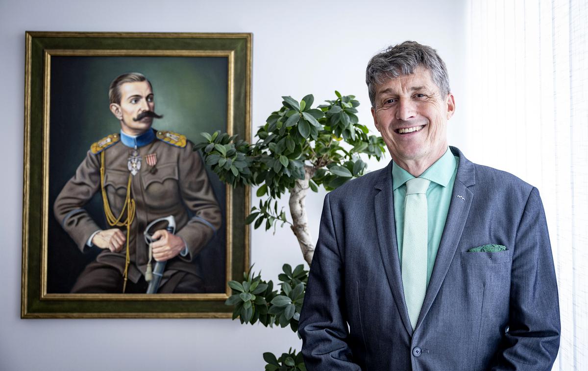 Borut Sajovic | "Obstoj Nata ni vprašanje. Tudi Američani nikamor ne gredo. Se pa zavedam, da imajo ZDA v indijsko-pacifiški regiji večje geostrateške izzive kot pa v Evropi. To je velika priložnost za Evropo, da popravi, kar je v preteklosti zamudila. Evropejcev je veliko več kot Američanov, vendar ZDA za skupno obrambo prispevajo veliko več. Zato lahko Američanom rečemo le hvala. In prav je, da so opozorili, da moramo Evropejci storiti veliko več. Nenazadnje se v Ukrajini danes branijo tudi naše evropske vrednote," poudarja minister za obrambo Borut Sajovic. | Foto Ana Kovač