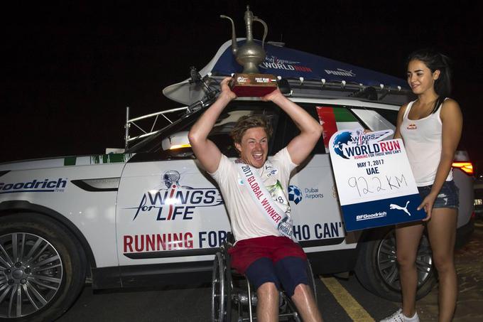 Šved Aron Anderson je z 92 kilometri, prepeljanimi na klasičnem invalidskem vozičku, postavil nov mejnik teka Wings For Life World Run in postal globalni zmagovalec.  | Foto: Red Bull