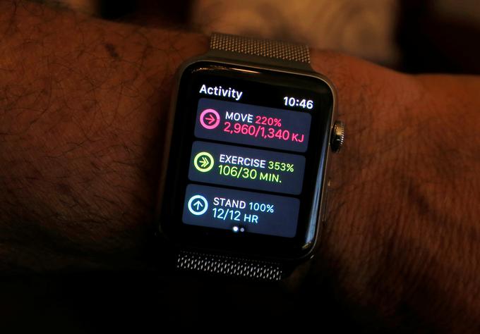 Športna zapestnica sproti šteje uporabnikove korake, porabljene kalorije, meri srčni utrip, če jo nosi ponoči, ocenjuje tudi kakovost njegovega spanca. Na fotografiji je Applova pametna ura Apple Watch, ki je tudi odlična športna zapestnica.  | Foto: Reuters
