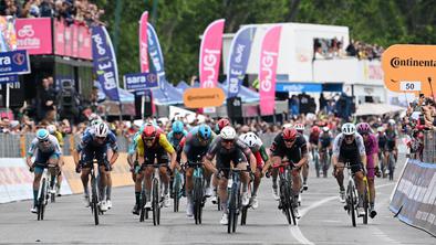 "Nesprejemljivo." Protestnika skušala zbiti ubežna kolesarja. #video