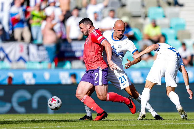Zvezdnik Aston Ville John McGinn je na dvoboju v Stožicah povzročal veliko težav slovenski izbrani vrsti. | Foto: Aleš Fevžer
