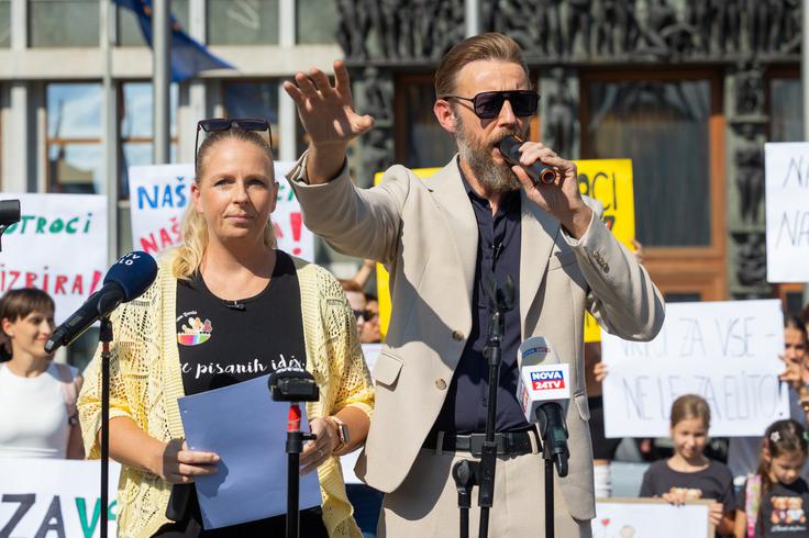 "Danes smo tukaj, ker nas boli, da se nam staršem namerava odvzeti pravica do svobodne izbire," je pojasnil Bezenšek.  | Foto: STA
