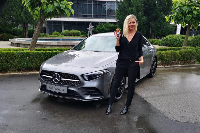 Mercedes razred A limuzina | Igralka Katarina Čas ob novem mercedes-benzu razreda A v limuzinski izvedbi. | Foto Gregor Pavšič