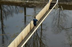 Foto: Bi se sprehodili čez potopljeni most?