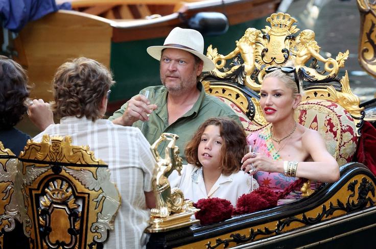 Gwen Stefani in Blake Shelton z njenimi tremi otroki na izletu po Benetkah | Foto: Profimedia