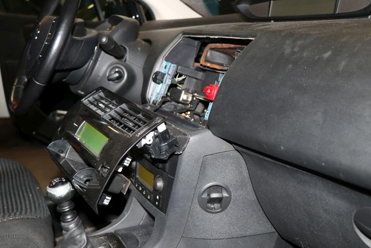 Tri kilograme droge so policisti našli tudi v armaturni plošči vozila, s katerim sta tihotapca bežala. | Foto: policija.si