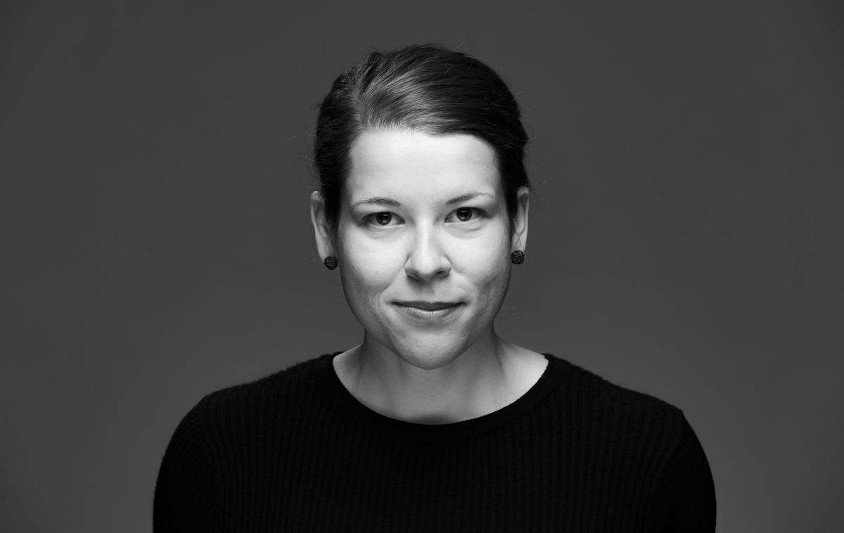 Valerija Zabret | Valerija prihaja iz sveta umetnosti, raziskav in mednarodnih projektov, zdaj pa v Slovenski vojski odpira vprašanja etike in odgovorne rabe umetne inteligence. "Majhnost je lahko prednost – Slovenija je inovativna, agilna in povezana, zato lahko razvijemo svoje niše." | Foto Miha Godec