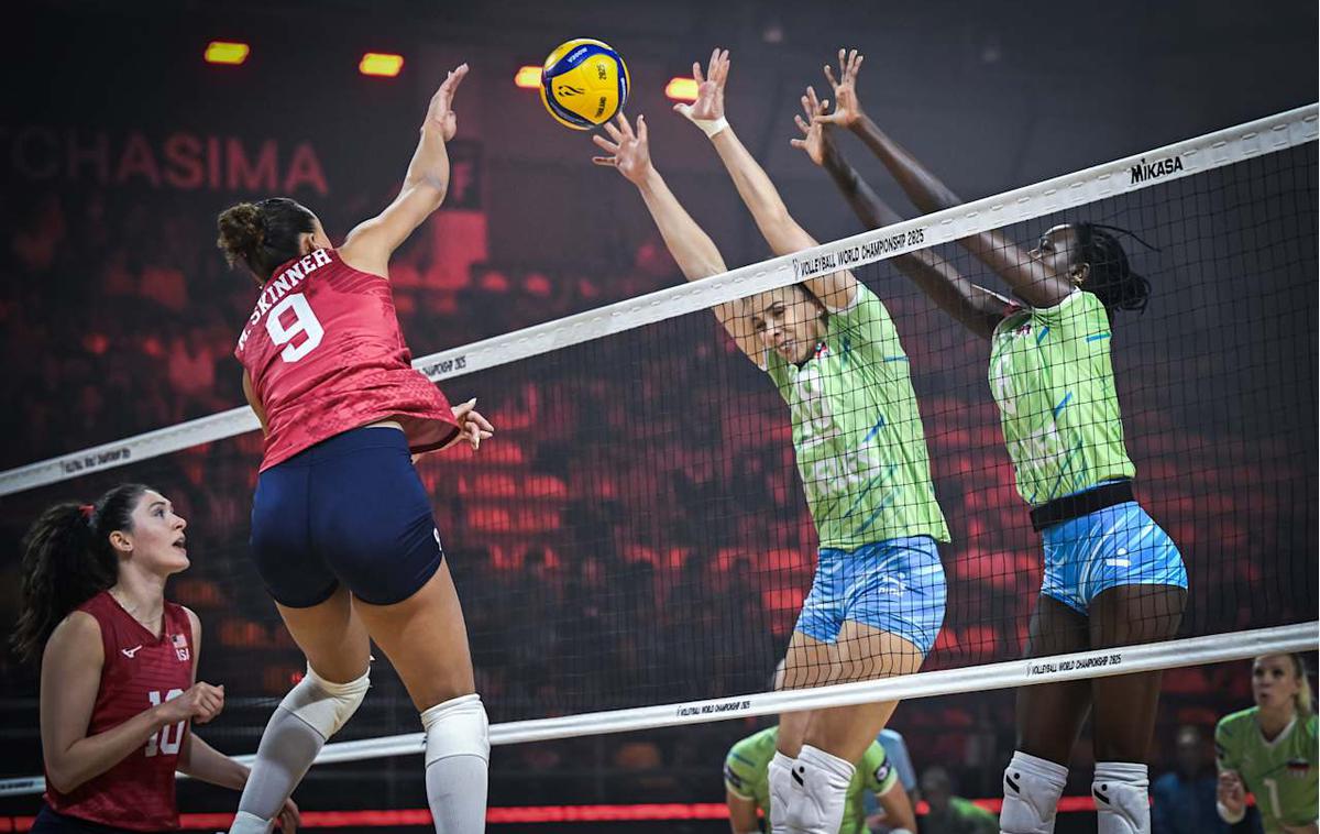 slovenska ženska odbojkarska reprezentanca : ZDA | Slovenke so na premierni tekmi svetovnega prvenstva v prvih treh nizih enakovredno igrale z Američankami. | Foto Volleyball World