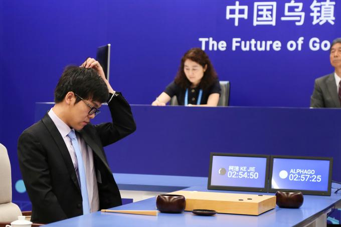 "Bil sem zelo presenečen, pravzaprav malo šokiran. Nasprotnik (AlphaGo, op. p.) je uporabil poteze, ki jih ne bi videli v nobeni tekmi go med dvema človekoma," je bil po prvem obračunu strahospoštovanja poln Ke Jie.  | Foto: Reuters