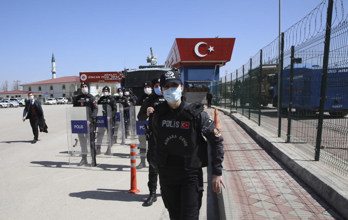 Ankara | Sodišče v Ankari je danes zaradi njihove vodilne vloge v neuspelem poskusu državnega udara v Turčiji leta 2016 na dosmrtni zapor obsodilo 22 nekdanjih pripadnikov vojske. | Foto Guliverimage