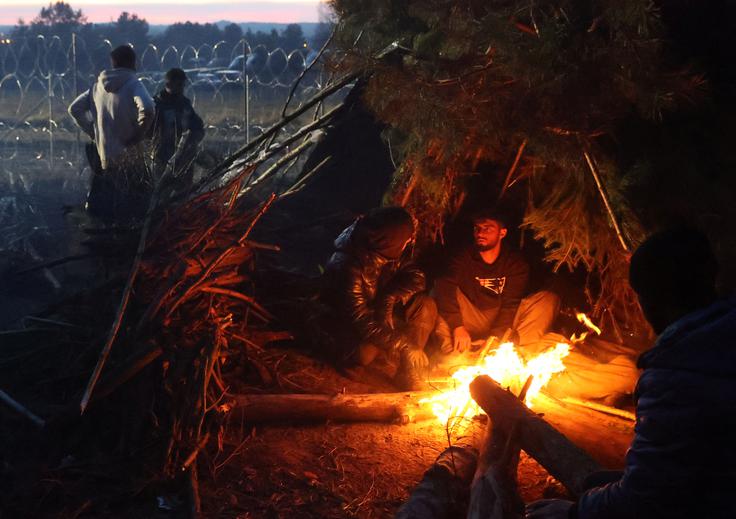 Na območju je sicer že več dni ujetih več tisoč migrantov, ki pri nizkih temperaturah bivakirajo v šotorih in upajo na prehod na Poljsko ter naprej proti EU. | Foto: Reuters