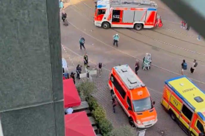 Nemčija tragedija | Voznik Volkswagnovega SUV je z veliko hitrostjo zapeljal v množico ljudi. | Foto Posnetek  zaslona