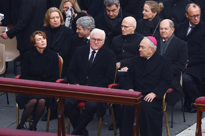 Iz Nemčije, domovine pokojnega papeža, so se pogreba udeležili predsednik Frank-Walter Steinmeier, kancler Olaf Scholz in bavarski ministrski predsednik Markus Söder. | Foto: Reuters