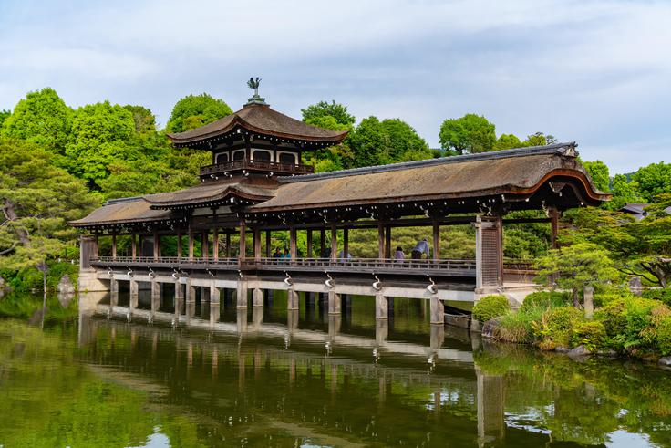 "Kjoto je starodavno in zgodovinsko mesto z velikim številom templjev in svetišč. Menda jih je okoli deset tisoč. Tujci in turisti, ki obiščejo Japonsko, ne zgrešijo Kjota in ga zagotovo pridejo obiskat," nam zaupa Leiler. | Foto: Guliverimage
