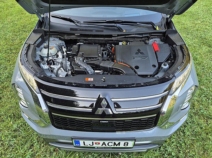 Mitsubishi outlander Pokrov motorja spada med težje, zato naj ga ne dviguje vsak. Pri prvem odpiranju, na primer zaradi polnjenja posode s tekočino za pranje, mora vozniki držati težak pokrov še nekaj sekund dlje, dokler ne najde podporne palice.  | Foto: Aleš Črnivec