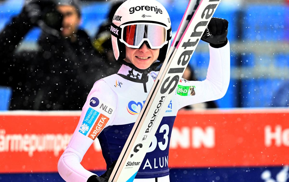 Nika Prevc | Nike Prevc četrtkova diskvalifikacija ni zmedla. V petek je zanesljivo zmagala, Nika Vodan je bila druga. | Foto Reuters