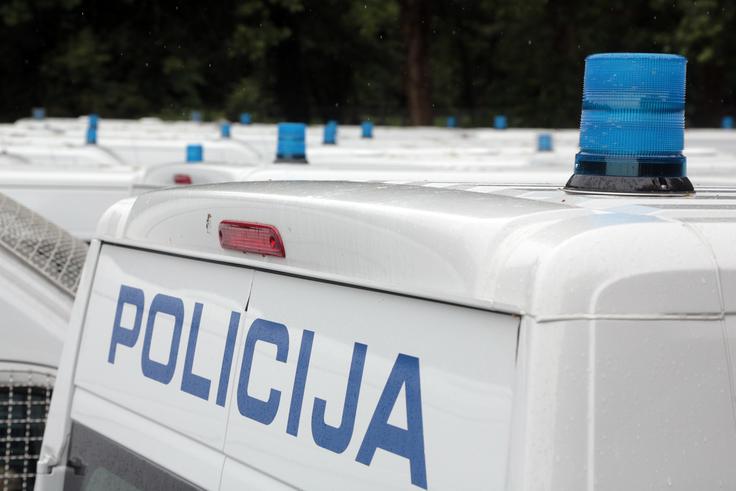 Situacije na kraju in ob prijavah so bile identične dejanskim nesrečam, zato so policisti na kraju opravili ogled in kot običajno izpeljali postopek. (Fotografija je simbolična.) | Foto: STA ,