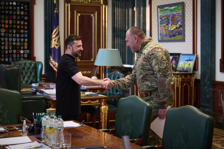 Ukrajinski predsednik Volodimir Zelenski je po izvedbi operacije Pajkova mreža čestital poveljniku SBU Vasilju Maljuku.  | Foto: Reuters