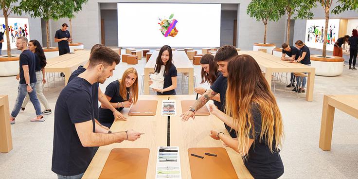 Apple je ustavil prodajo spornih telefonov v svojih trgovinah po Nemčiji (fotografija je simbolična), ne pa tudi prek distributerjev in mobilnih operaterjev, saj so prepričani, da se prepoved prodaje spornih modelov iPhonov nanaša samo na njihovo neposredno prodajo. | Foto: Apple