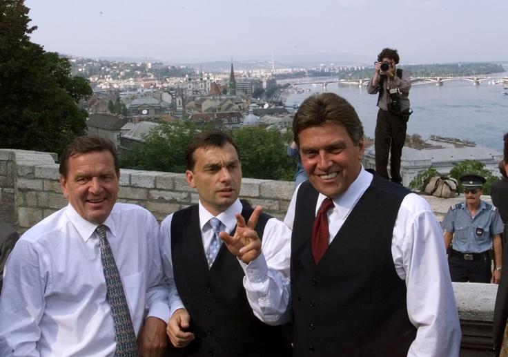 Vzhodne članice EU, ki so imele pred letom 1990 socialistično ureditev, kot je Madžarska, so po zlomu komunizma postale del nemškega gospodarskega prostora. Na fotografiji iz leta 1999: mladi Viktor Orban (v sredini), desno ob njem tedanji avstrijski kancler Viktor Klima, levo pa takratni nemški kancler Gerhard Schröder. | Foto: Guliverimage