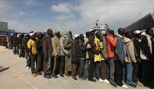 V Bengazi prispela ladja z 800 begunci iz Misrate
